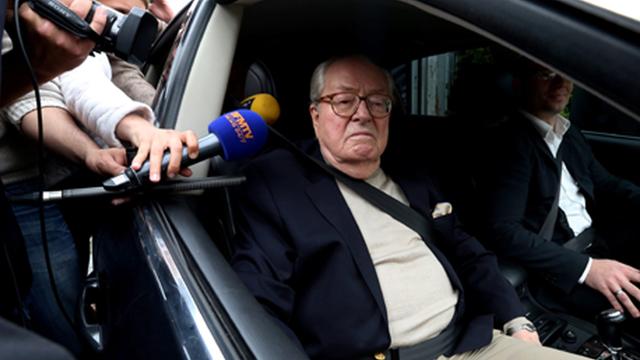 Jean-Marie Le Pen fährt zur Sitzung des Politbüros vor. Er blickt ernst.