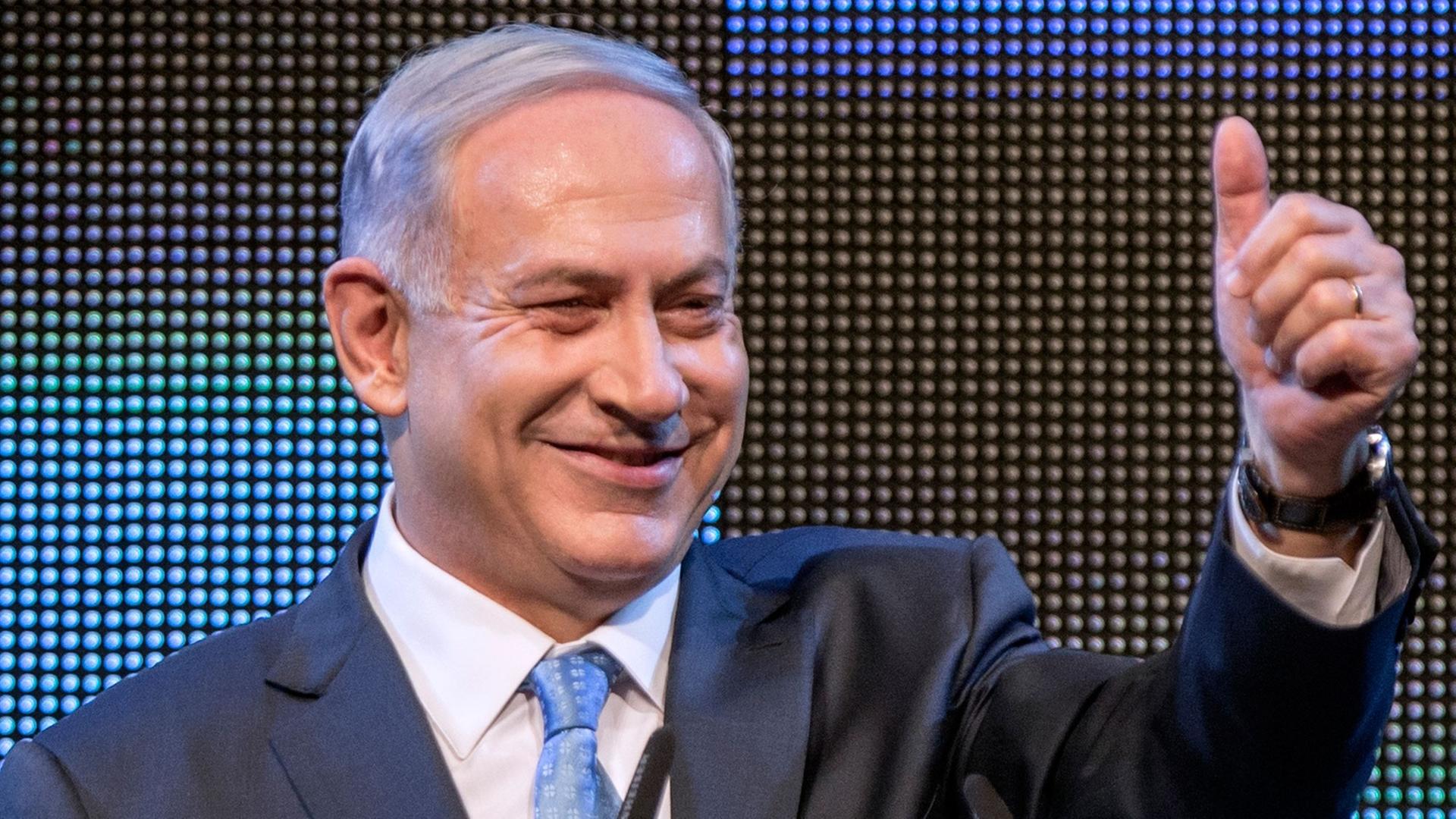 Israels Ministerpräsident Benjamin Netanjahu lacht auf einem Wahlkampftermin.