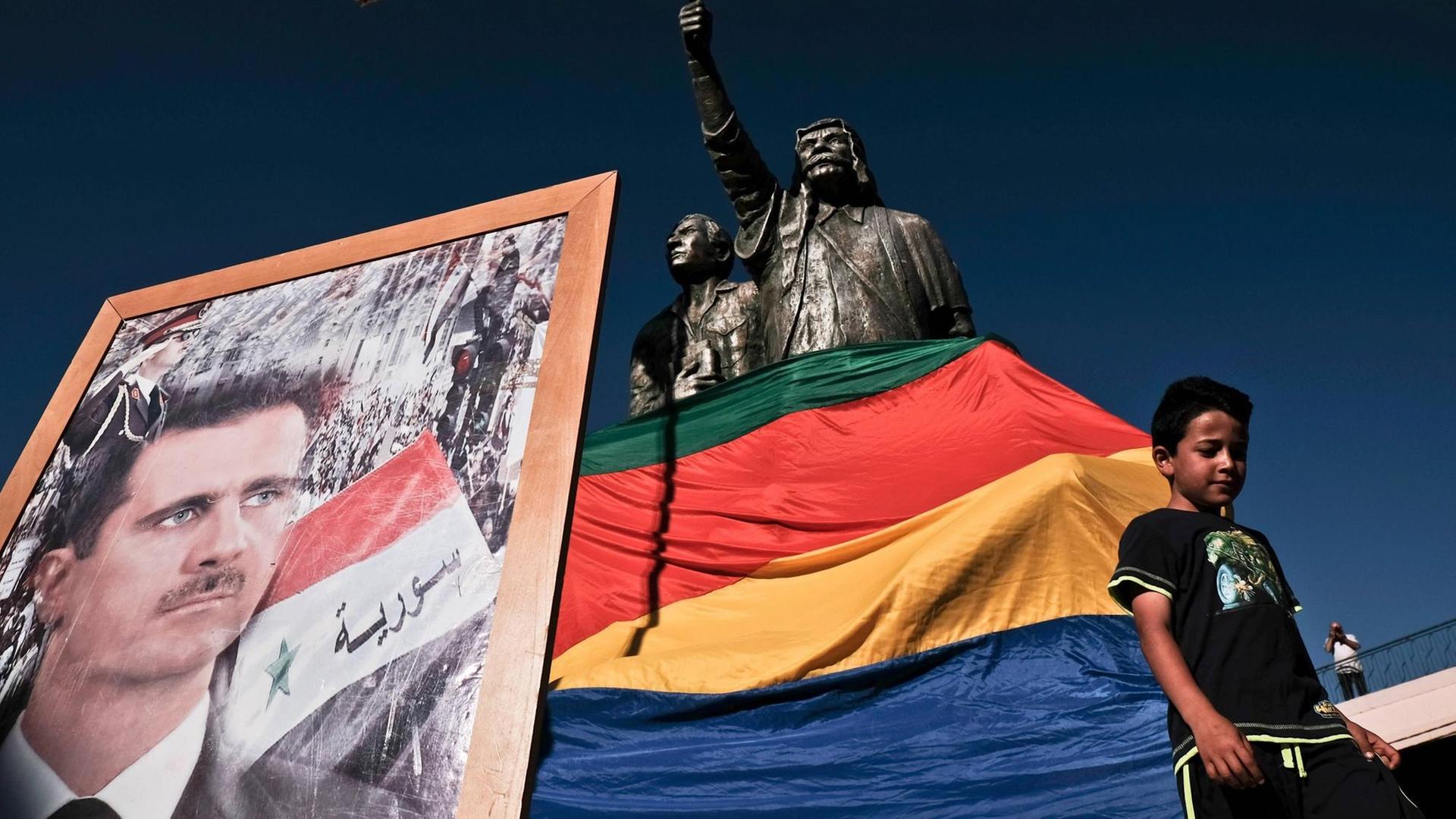Drusen in Majdal Shams auf dem Golan - die einen pro, die anderen contra Präsident Baschar al-Assad. Im Hintergrund: die Flagge der Drusen Drusen in Majdal Shams auf dem Golan - die einen pro, die anderen contra Präsident Baschar al-Assad. Im Hintergrund: die Flagge der Drusen