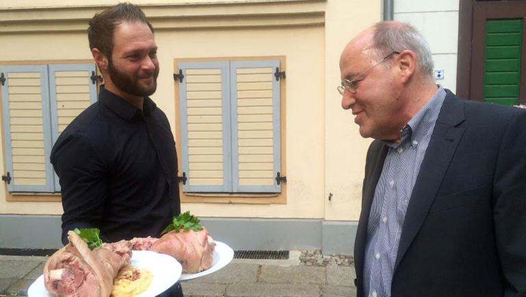 Eisbein "In der letzten Instanz" - hier würde Gregor Gysi gern mal kosten. Eisbein "In der letzten Instanz" - hier würde Gregor Gysi gern mal kosten.