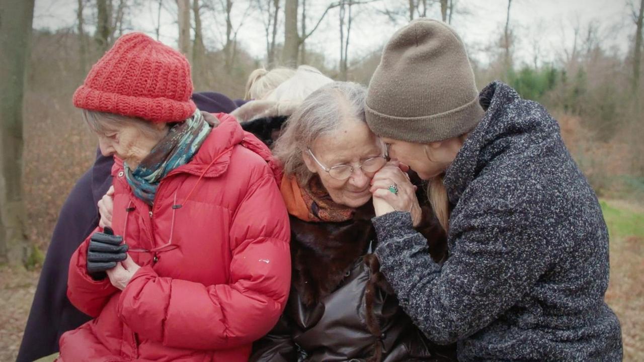 Szene aus dem Dokumentarfilm "Mitgefühl" von Louise Detlefsen: Demenzkranke Bewohner eines dänischen Pflegeheims werden fürsorglich bei einem Spaziergang von Pflegekräften betreut. Szene aus dem Dokumentarfilm "Mitgefühl" von Louise Detlefsen: Demenzkranke Bewohner eines dänischen Pflegeheims werden fürsorglich bei einem Spaziergang von Pflegekräften betreut.