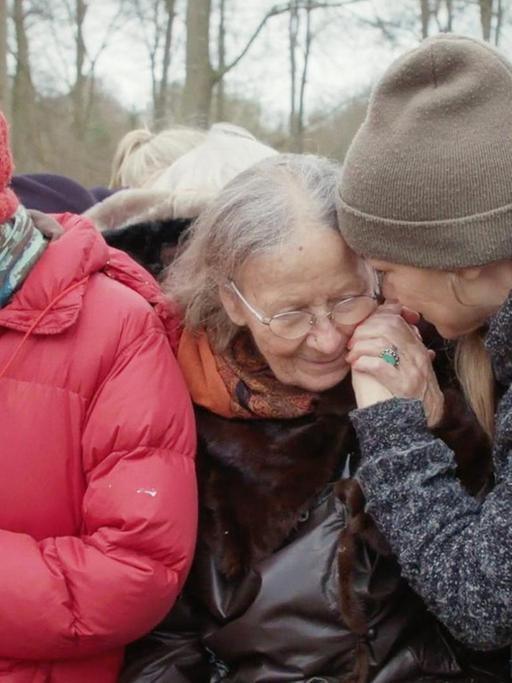 Szene aus dem Dokumentarfilm "Mitgefühl" von Louise Detlefsen: Demenzkranke Bewohner eines dänischen Pflegeheims werden fürsorglich bei einem Spaziergang von Pflegekräften betreut.