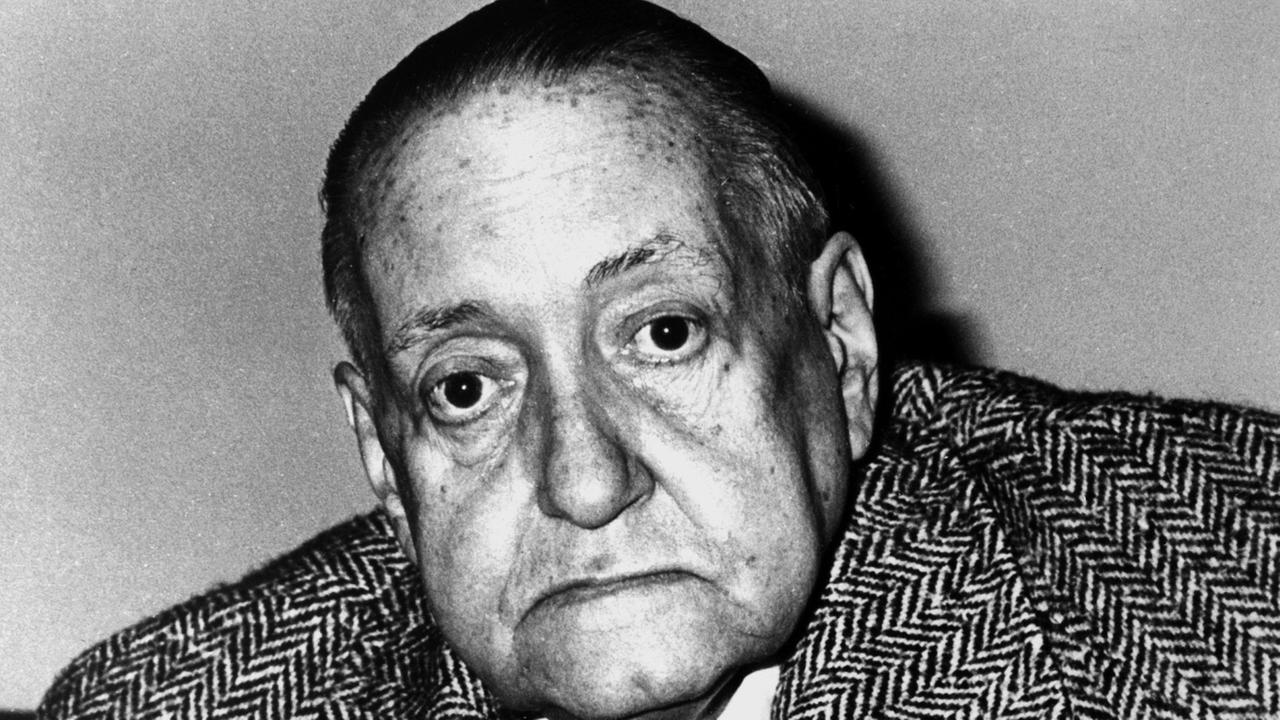 Der kubanisch-russische Schriftsteller Alejo Carpentier, aufgenommen am 12.04.1978 bei seiner Ankunft in der spanischen Hauptstadt Madrid. Carpentier schrieb als Vertreter des magischen Realismus Romane wie "Finale auf Kuba" (1956), Explosion in der Kathedrale (1962) oder "Die Harfe und der Schatten" (1979). Er wurde am 26.12.1904 in Havanna geboren und starb am 24.04.1980 in Paris. Der kubanisch-russische Schriftsteller Alejo Carpentier, aufgenommen am 12.04.1978 bei seiner Ankunft in der spanischen Hauptstadt Madrid. Carpentier schrieb als Vertreter des magischen Realismus Romane wie "Finale auf Kuba" (1956), Explosion in der Kathedrale (1962) oder "Die Harfe und der Schatten" (1979). Er wurde am 26.12.1904 in Havanna geboren und starb am 24.04.1980 in Paris.