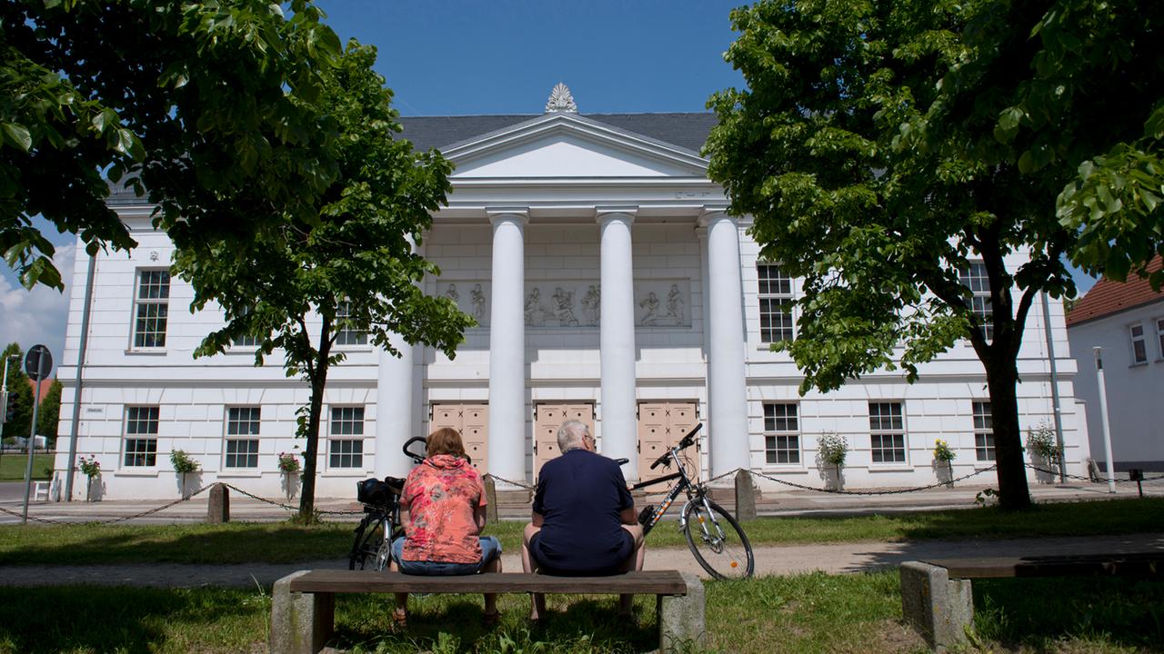 Blick auf das Theater Putbus an der Alleestraße von Putbus Blick auf das Theater Putbus an der Alleestraße von Putbus