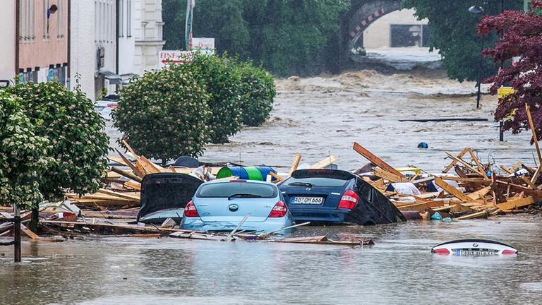 Autos schwimmen in Simbach am Inn (Landkreis Rottal-Inn) mit dem Heck nach oben zwischen Holzteilen im Hochwasser. Autos schwimmen in Simbach am Inn (Landkreis Rottal-Inn) mit dem Heck nach oben zwischen Holzteilen im Hochwasser.