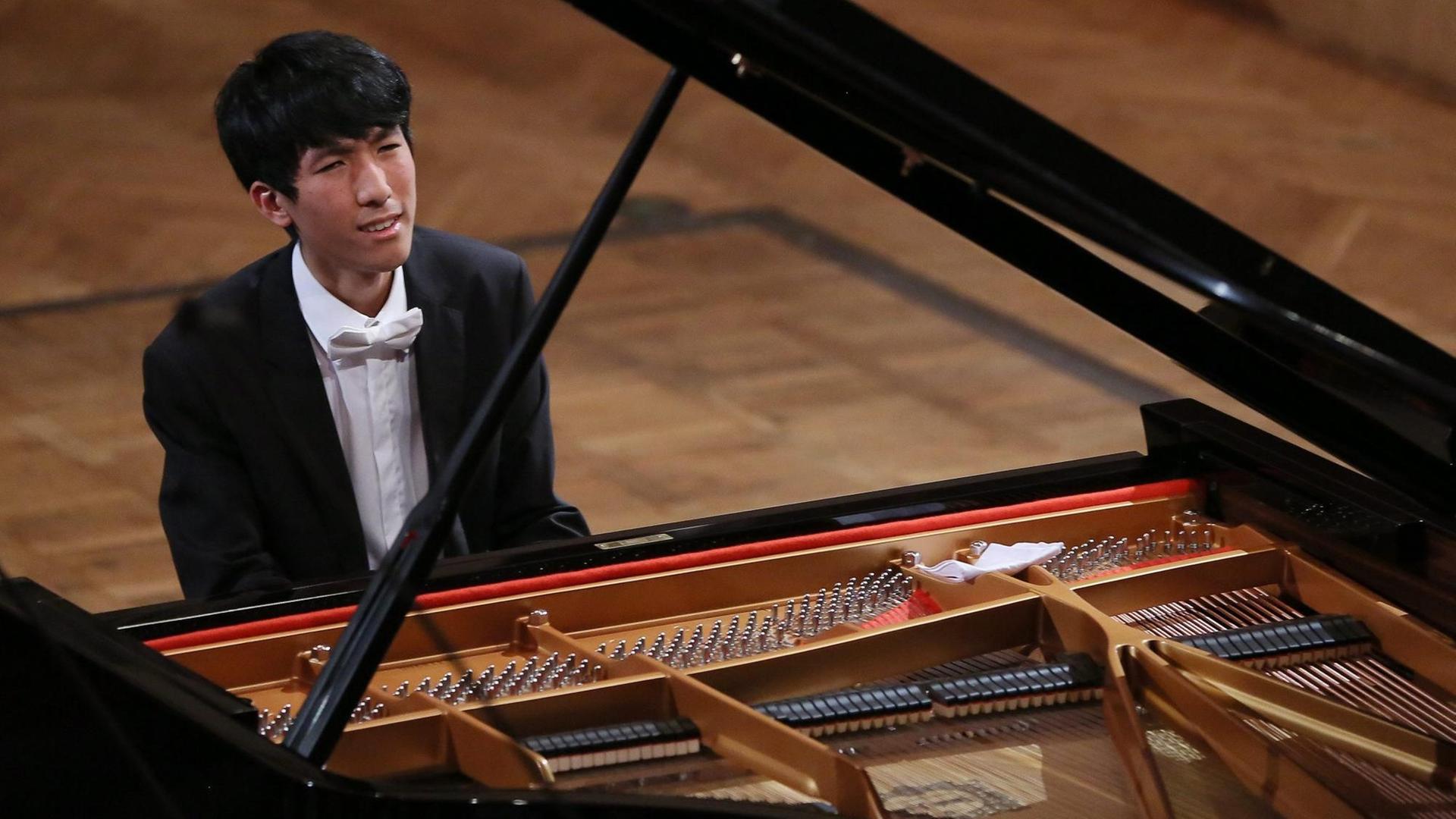 Der US-Pianist Eric Lu am Flügel während der 17. International Fryderyk Chopin Piano Competition in Warschau m 4. Oktober 2015 Der US-Pianist Eric Lu am Flügel während der 17. International Fryderyk Chopin Piano Competition in Warschau m 4. Oktober 2015