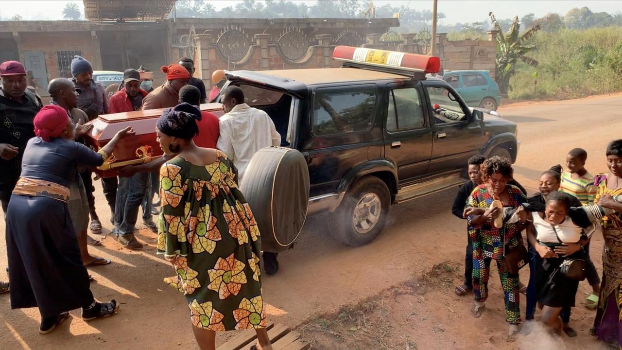 Opfer des Bürgerkriegs in Kamerun: die Beerdigung des achtjährigen Nsoh Opfer des Bürgerkriegs in Kamerun: die Beerdigung des achtjährigen Nsoh