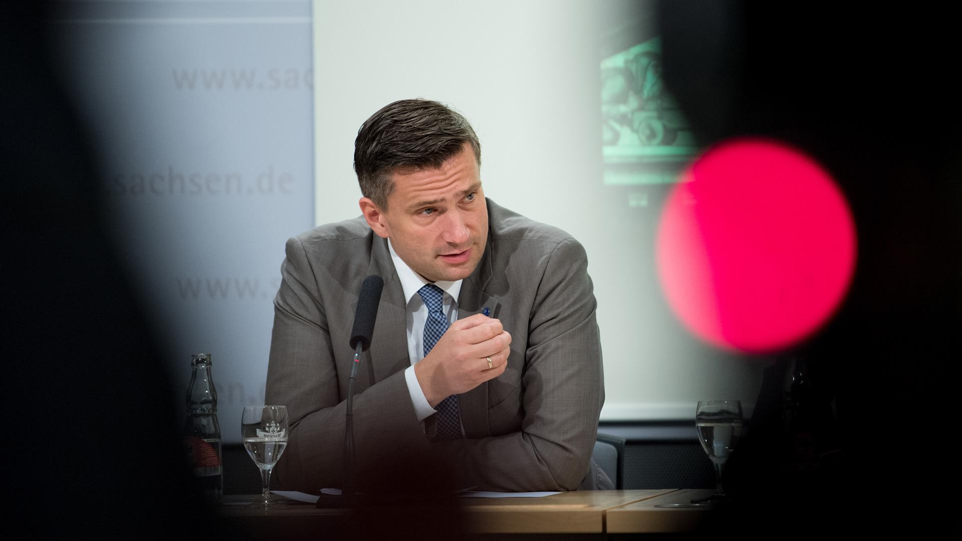 22.06.2018, Sachsen, Dresden: Martin Dulig (SPD), Wirtschaftsminister von Sachsen, spricht bei der Kabinetts-Pressekonferenz zur Haushaltsklausur zum Doppelhaushalt 2019/2020 22.06.2018, Sachsen, Dresden: Martin Dulig (SPD), Wirtschaftsminister von Sachsen, spricht bei der Kabinetts-Pressekonferenz zur Haushaltsklausur zum Doppelhaushalt 2019/2020