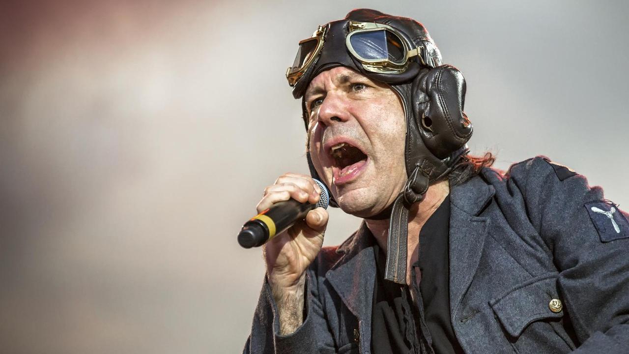 Die englische Heavy-Metal-Band Iron Maiden spielt im schwedischen Solvesborg am 7. Juni 2018. Im Bild Sänger Bruce Dickinson im Flieger-Outfit auf der Bühne. Die englische Heavy-Metal-Band Iron Maiden spielt im schwedischen Solvesborg am 7. Juni 2018. Im Bild Sänger Bruce Dickinson im Flieger-Outfit auf der Bühne.