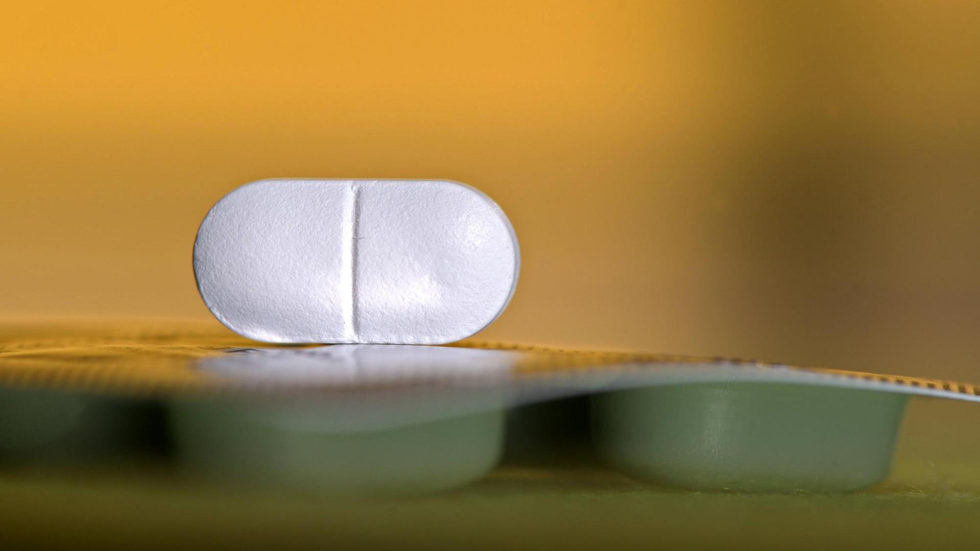Eine Tablette von dem Schmerz-Mittel Ibuprofen Eine Tablette von dem Schmerz-Mittel Ibuprofen
