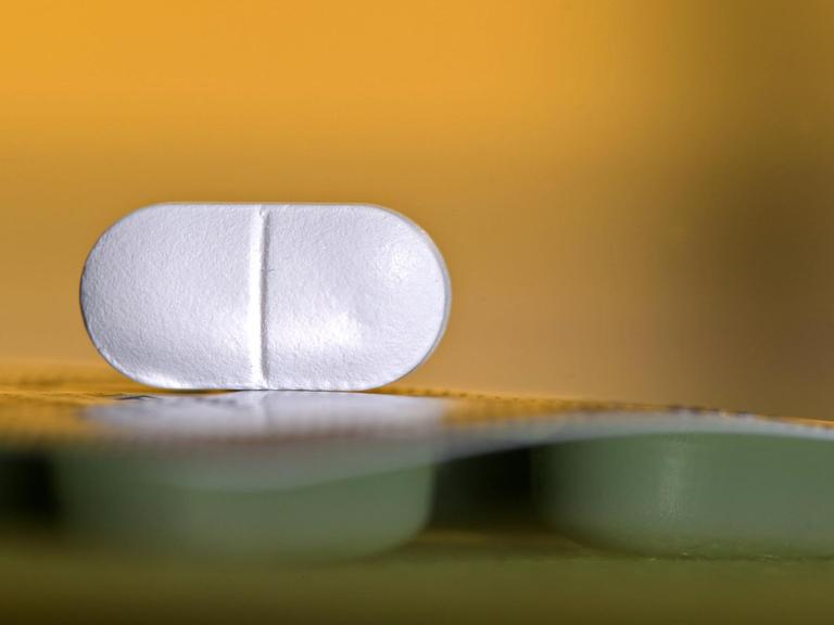 Eine Tablette von dem Schmerz-Mittel Ibuprofen
