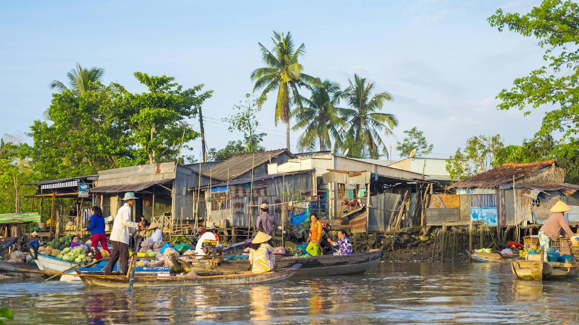 Ein schwimmender Markt im Mekong-Delta Ein schwimmender Markt im Mekong-Delta