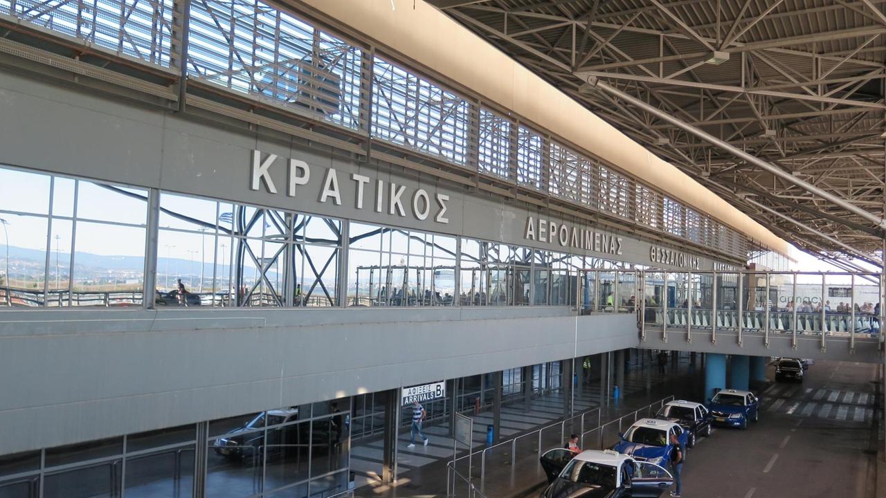 Staatlicher Flughafen steht noch am Terminal in Thessaloniki. Der lukrative Airport wurde zusammen mit 13 weiteren griechischen Regionalflughäfen von dem deutschen Unternehmen Fraport übernommen.