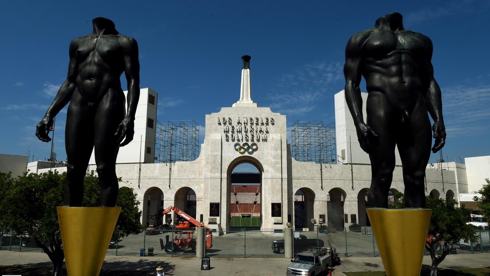 Im "Memorial Coliseum" in Los Angeles fanden schon die Olympischen Spiele 1932 und 1984 statt. Im "Memorial Coliseum" in Los Angeles fanden schon die Olympischen Spiele 1932 und 1984 statt.