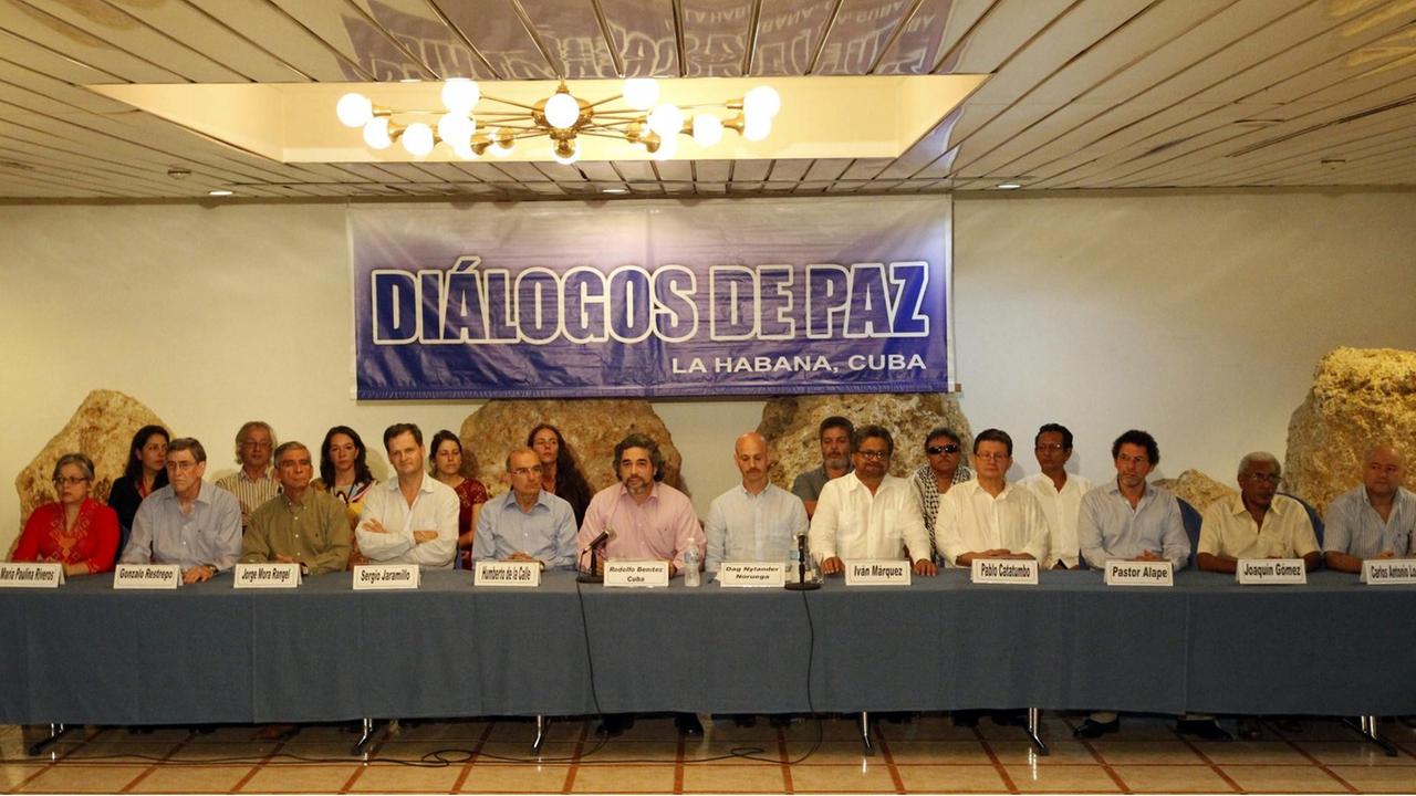 Teilnehmer der letzten Runde der Friedensgespräche für Kolumbien in Havana. Teilnehmer der letzten Runde der Friedensgespräche für Kolumbien in Havana.