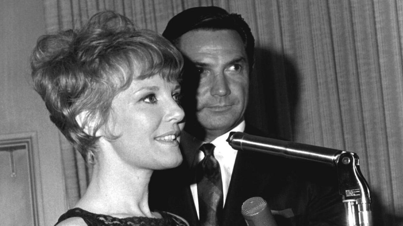 Die britische Sängerin Petula Clark erhält in einem Hotel in Beverly Hills einen Grammy - als erste britische Sängerin. Mit Hits wie "Downtown", "Don't Sleep In The Subway" und "My Love" feierte der frühere Kinderstar in den 60er-Jahren große Erfolge. Die britische Sängerin Petula Clark erhält in einem Hotel in Beverly Hills einen Grammy - als erste britische Sängerin. Mit Hits wie "Downtown", "Don't Sleep In The Subway" und "My Love" feierte der frühere Kinderstar in den 60er-Jahren große Erfolge.