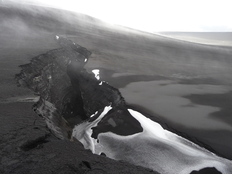 Eine dicke Ascheschicht bedeckt den Eyjafjallajökull.