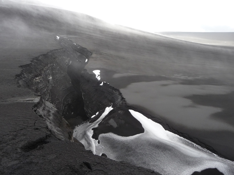 Eine dicke Ascheschicht bedeckt den Eyjafjallajökull. Eine dicke Ascheschicht bedeckt den Eyjafjallajökull.
