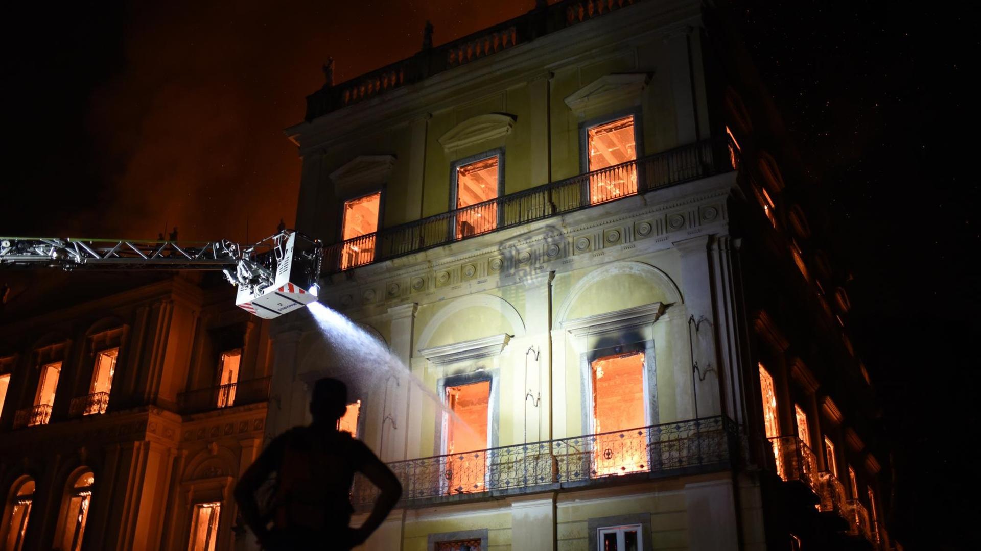 Feuerwehrleute versuchen einen Brand im brasilianischen Nationalmuseum zu löschen - ein Großbrand hat weite Teile des brasilianischen Nationalmuseums in Rio de Janeiro zerstört. Feuerwehrleute versuchen einen Brand im brasilianischen Nationalmuseum zu löschen - ein Großbrand hat weite Teile des brasilianischen Nationalmuseums in Rio de Janeiro zerstört.