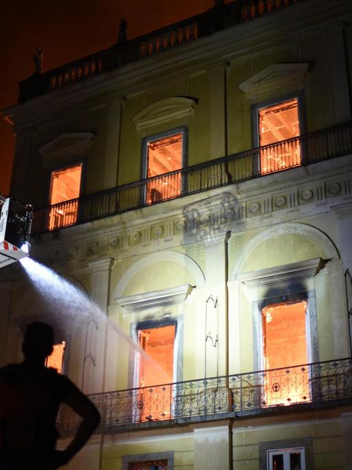 Feuerwehrleute versuchen einen Brand im brasilianischen Nationalmuseum zu löschen - ein Großbrand hat weite Teile des brasilianischen Nationalmuseums in Rio de Janeiro zerstört.