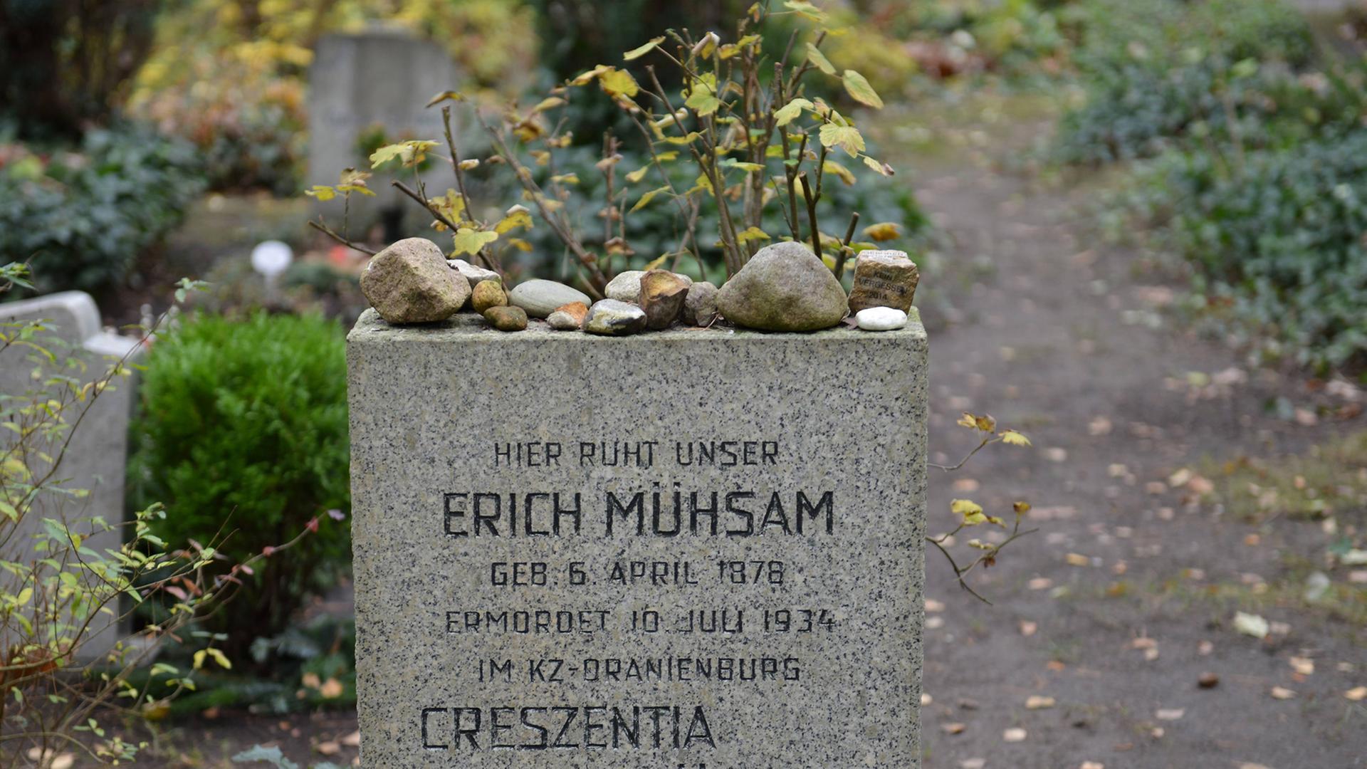 Das Grab von Erich Mühsam, Waldfriedhof, Dahlem, Berlin. Das Grab von Erich Mühsam, Waldfriedhof, Dahlem, Berlin.