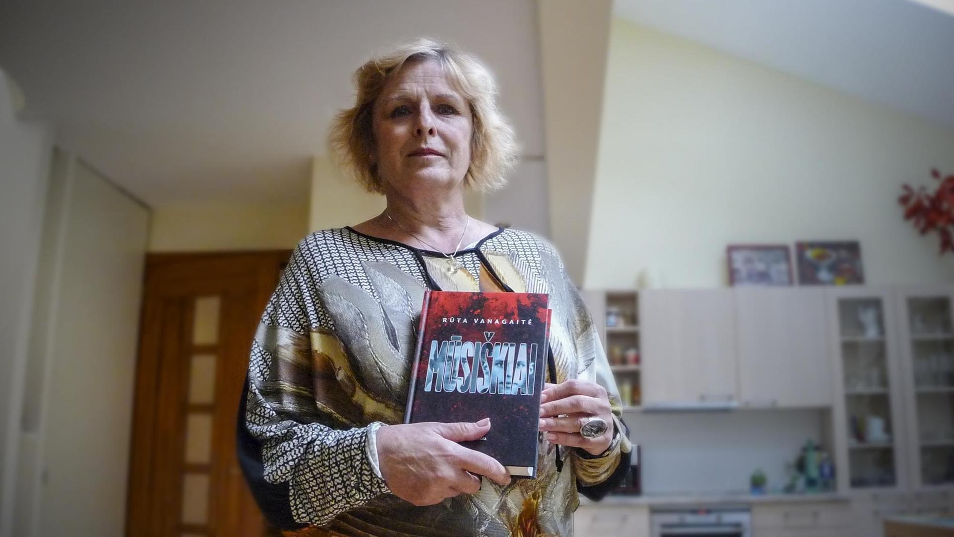 Frau im Halbportrait mit einem Buch in ihren Händen Frau im Halbportrait mit einem Buch in ihren Händen