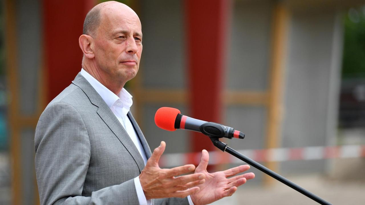 Wolfgang Tiefensee (SPD), Wirtschaftsminister von Thüringen, spricht beim Richtfest für das zukünftige Wüsten- und Urwaldhaus "Danakil" auf dem Gelände des Erfurter egaparks Wolfgang Tiefensee (SPD), Wirtschaftsminister von Thüringen, spricht beim Richtfest für das zukünftige Wüsten- und Urwaldhaus "Danakil" auf dem Gelände des Erfurter egaparks