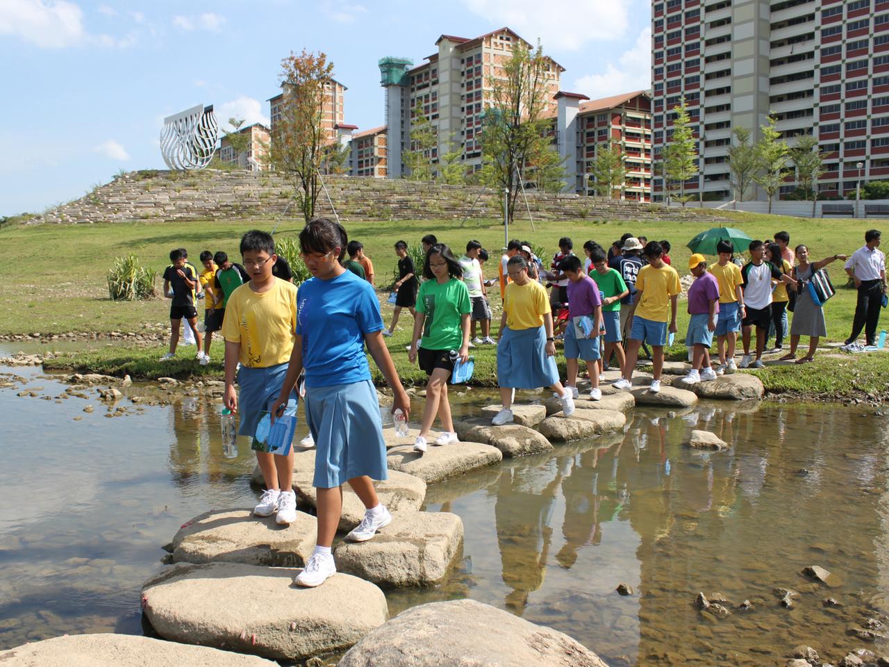Kinder und Jugendliche aus Singapur am Wasser Kinder und Jugendliche aus Singapur am Wasser