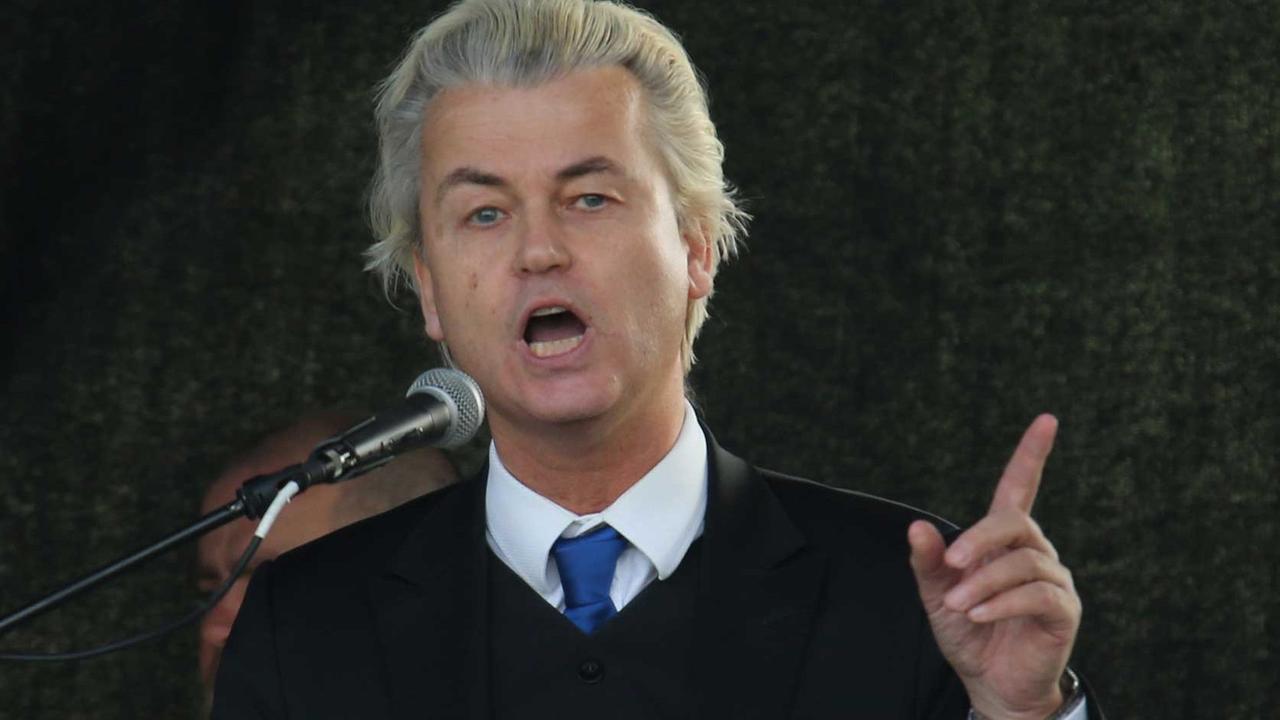 Der niederländische Rechtspopulist Geert Wilders spricht am 13.04.2015 auf einer Kundgebung des islamkritischen Pegida-Bündnisses in Dresden. Der niederländische Rechtspopulist Geert Wilders spricht am 13.04.2015 auf einer Kundgebung des islamkritischen Pegida-Bündnisses in Dresden.