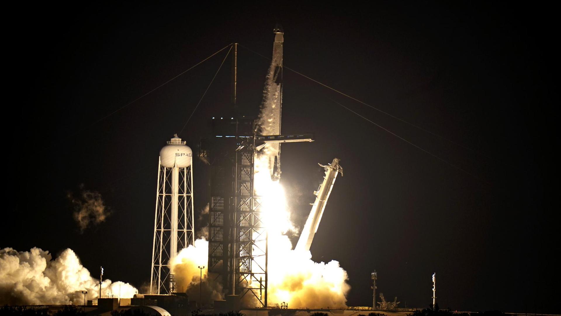 Die SpaceX-Rakete ist in der Nacht zur ISS gestartet. Die SpaceX-Rakete ist in der Nacht zur ISS gestartet.