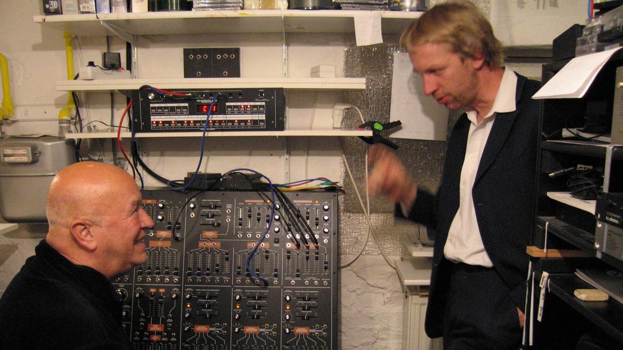 Besuch bei Conrad Schnitzler in seinem Keller-Studio, zusammen mit Andreas Schneider (links). Besuch bei Conrad Schnitzler in seinem Keller-Studio, zusammen mit Andreas Schneider (links).