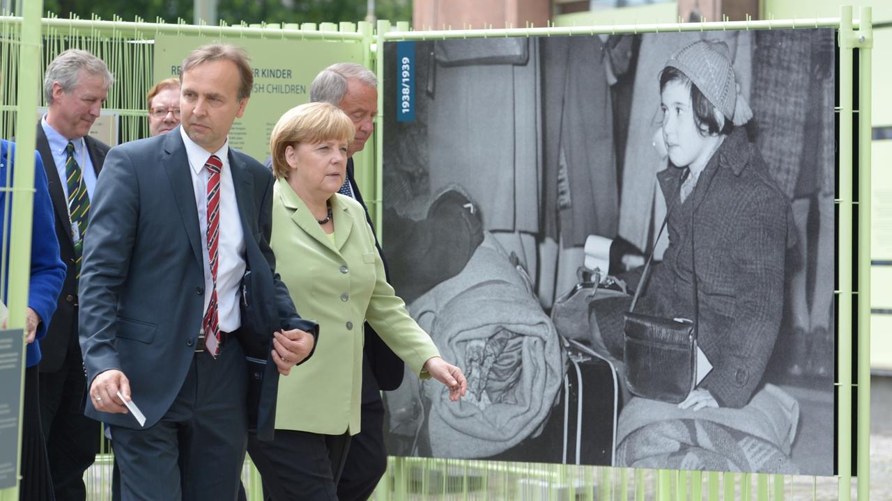 Der Direktor der Stiftung, Manfred Kittel, Bundeskanzlerin Angela Merkel und Kulturstaatsminister Bernd Neumann (r, beide CDU) sehen sich am 11.06.2013 in Berlin zum Baubeginn des Dokumentationszentrums der Stiftung Flucht, Vertreibung, Versöhnung eine Freiluftausstellung vor dem Gebäude an. Der Direktor der Stiftung, Manfred Kittel, Bundeskanzlerin Angela Merkel und Kulturstaatsminister Bernd Neumann (r, beide CDU) sehen sich am 11.06.2013 in Berlin zum Baubeginn des Dokumentationszentrums der Stiftung Flucht, Vertreibung, Versöhnung eine Freiluftausstellung vor dem Gebäude an.