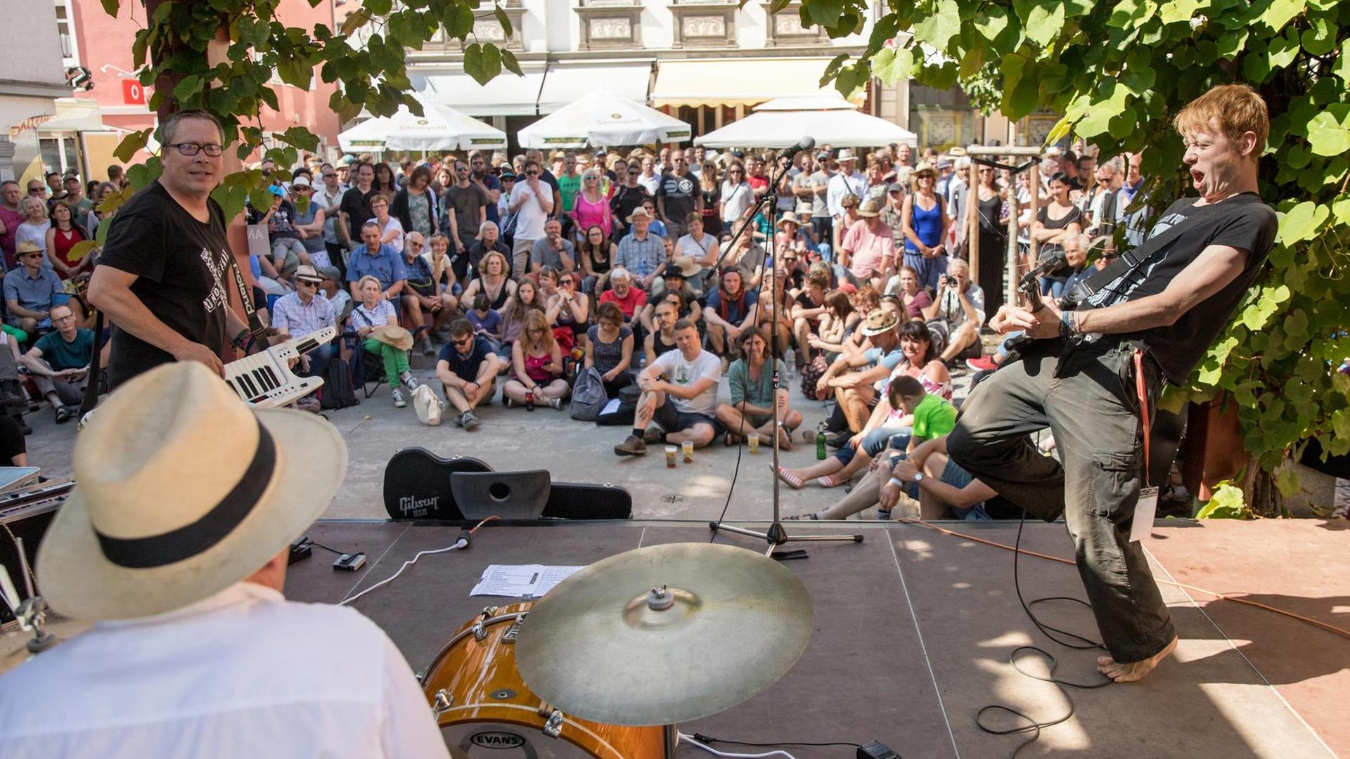 Straßenmusik beim Rudolstadt Festival in der Innenstadt. Das Festival für Weltmusik ist das größte seiner Art in Deutschland. Straßenmusik beim Rudolstadt Festival in der Innenstadt. Das Festival für Weltmusik ist das größte seiner Art in Deutschland.