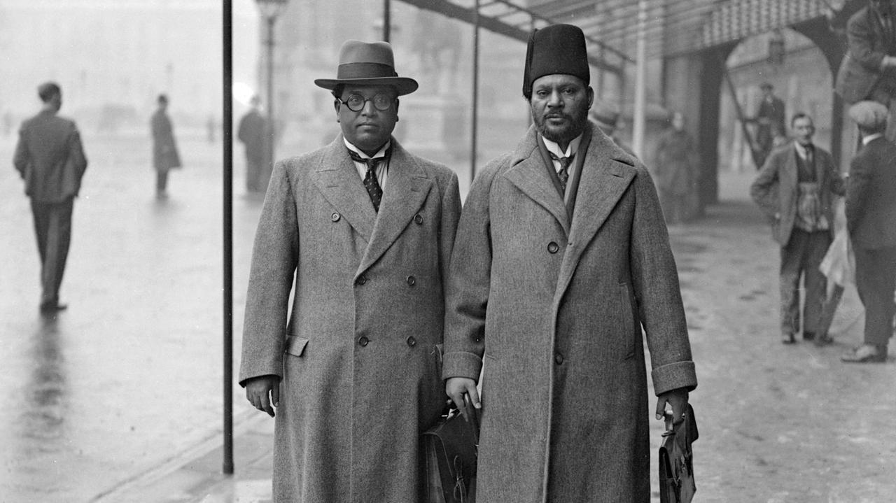 Dr. Bhimrao Ramji Ambedkar (l.) und Mohammed Zafarullah Khan (r.) bei der internationalen Indienkonferenz im House of Lords am 21. November 1932
Dr. Bhimrao Ramji Ambedkar (l.) und Mohammed Zafarullah Khan (r.) bei der internationalen Indienkonferenz im House of Lords am 21. November 1932