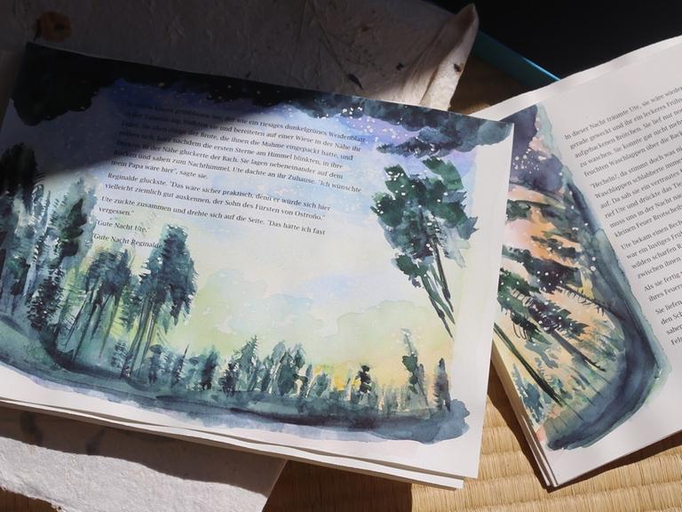 Zwei Seiten mit Original-Illustrationen aus einem Kinderbuch liegen im Halbschatten