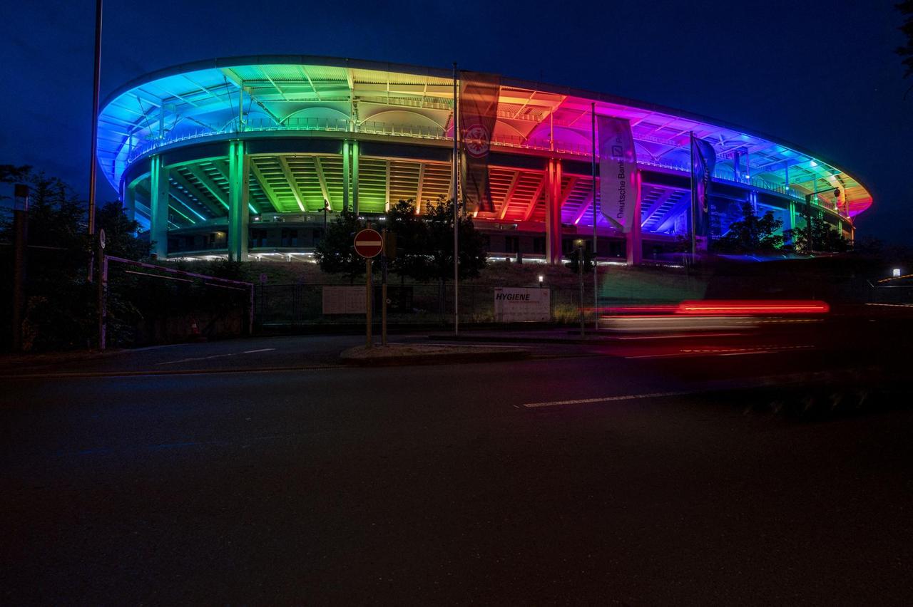 Das Frankfurter Fußballstadion Deutsche Bank Park in Regenbogenfarben als Zeichen gegen Homophobie erleuchtet.