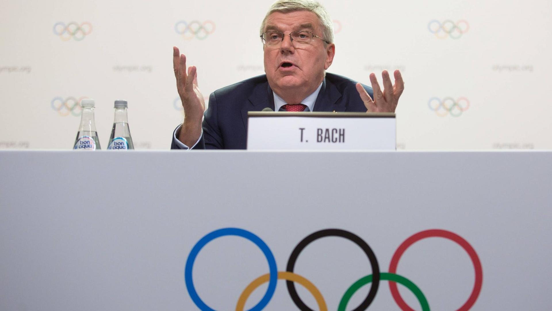 IOC-Präsident Thomas Bach während einer Pressekonferenz in Buenos Aires. IOC-Präsident Thomas Bach während einer Pressekonferenz in Buenos Aires.