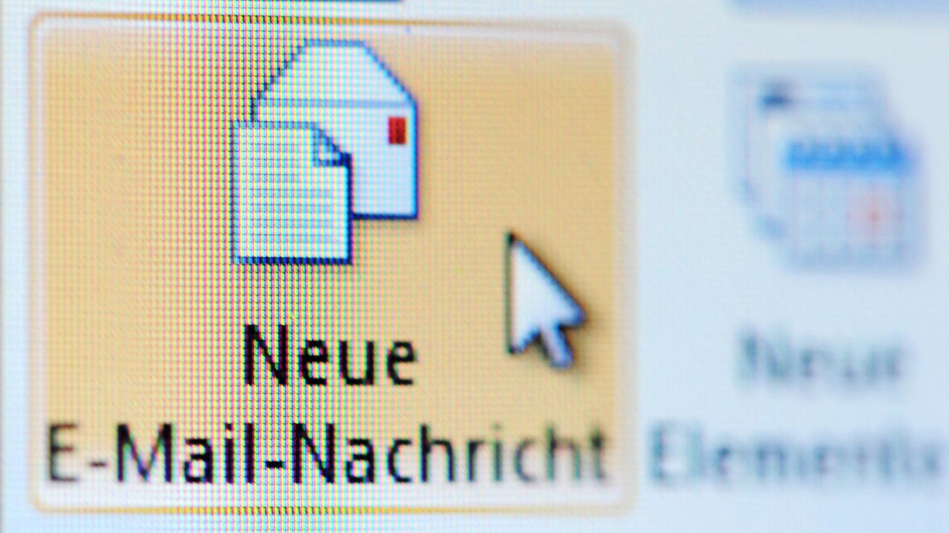 Das Symbol "Neue E-Mail-Nachricht" wird auf einem Computer Monitor angezeigt. Das Symbol "Neue E-Mail-Nachricht" wird auf einem Computer Monitor angezeigt.