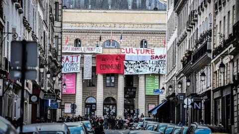 Kulturarbeiter protestieren auf dem mit Transparenten behangenen Balkon des Théâtre de l’Odéon in Paris.