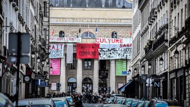 Kulturarbeiter protestieren auf dem mit Transparenten behangenen Balkon des Théâtre de l’Odéon in Paris.