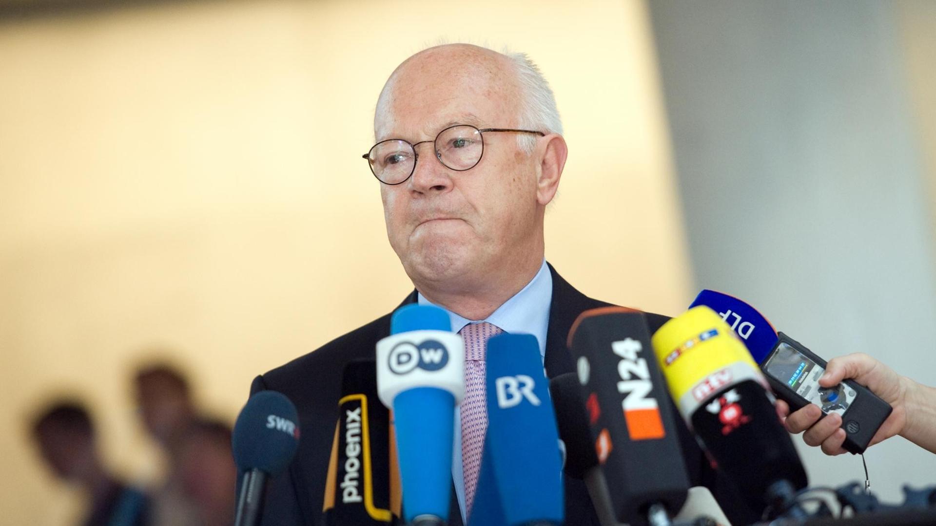 Der CSU-Innenpolitiker Hans-Peter Uhl. Der CSU-Innenpolitiker Hans-Peter Uhl.