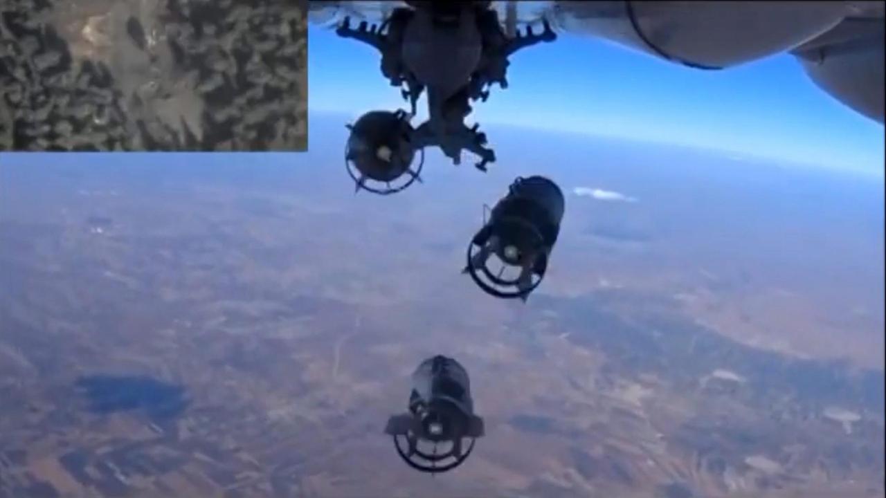 Ein Standbild aus einem Video des russischen Militärs zeigt den Abwurf von Bomben über Syrien. Ein Standbild aus einem Video des russischen Militärs zeigt den Abwurf von Bomben über Syrien.