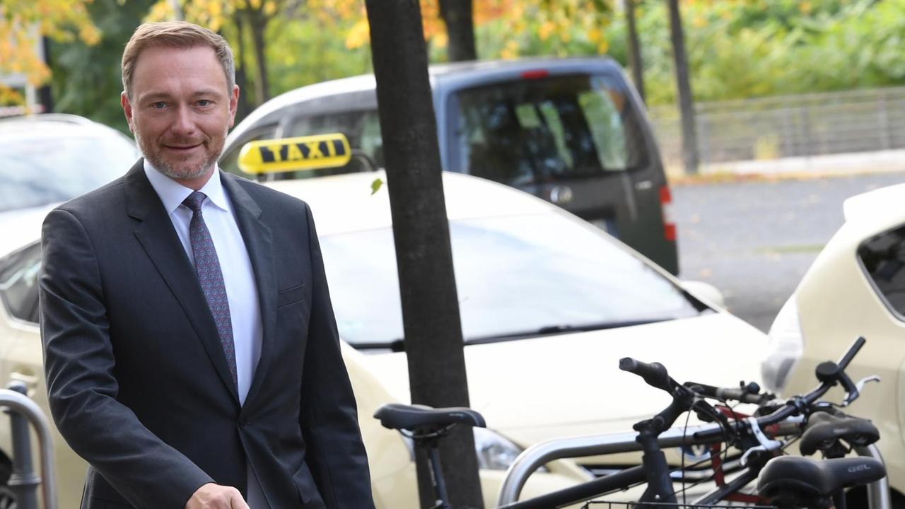 Berlin: Christian Lindner, Fraktionsvorsitzender und Parteivorsitzender der FDP, kommt zu einer gemeinsamen Sitzung des FDP-Bundesvorstands und der neugewählten Bundestagsabgeordneten. Berlin: Christian Lindner, Fraktionsvorsitzender und Parteivorsitzender der FDP, kommt zu einer gemeinsamen Sitzung des FDP-Bundesvorstands und der neugewählten Bundestagsabgeordneten.