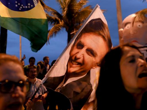 07.10.2018, Brasilien, Rio de Janeiro: Unterstützer des rechtspopulistischen Kandidaten bei der Präsidentenwahl, Bolsonaro, jubeln während der Wahlen und warten auf die Wahlergebnise.