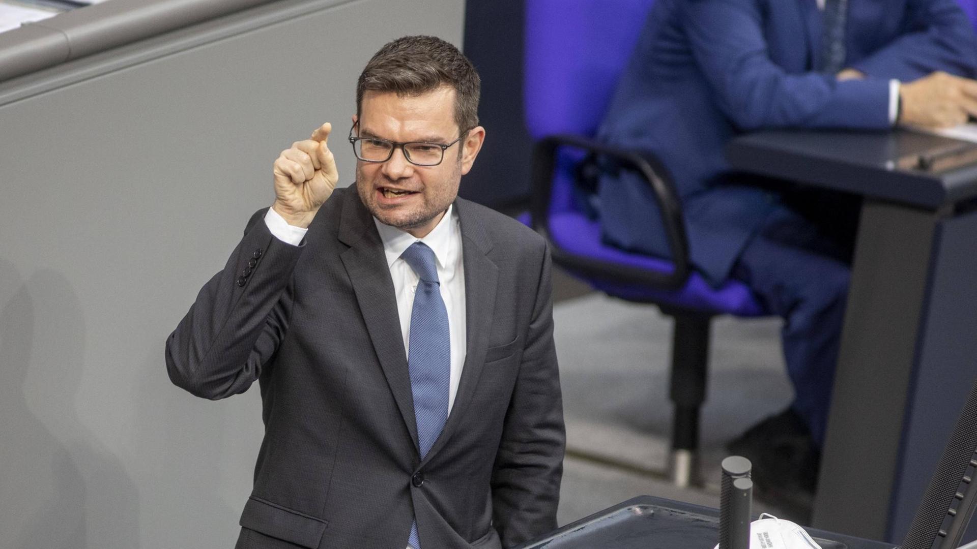 Marco Buschmann (FDP) am Rednerpult im Deutschen Bundestag. Marco Buschmann (FDP) am Rednerpult im Deutschen Bundestag.