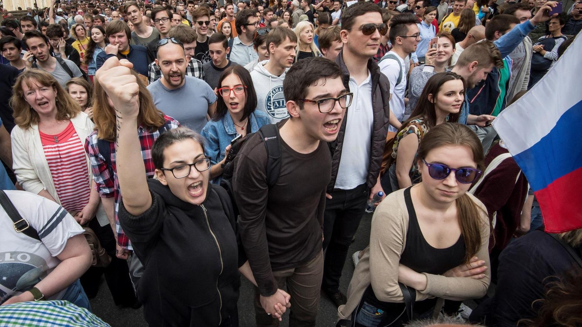 Junge Demonstranten bei einer nicht genehmigten Kundgebung der Opposition in Moskau am 12. Juni 2017 Junge Demonstranten bei einer nicht genehmigten Kundgebung der Opposition in Moskau am 12. Juni 2017