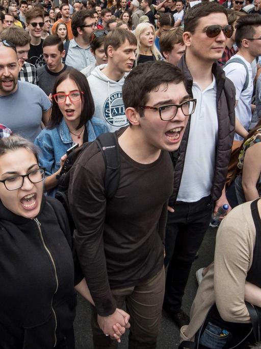 Junge Demonstranten bei einer nicht genehmigten Kundgebung der Opposition in Moskau am 12. Juni 2017