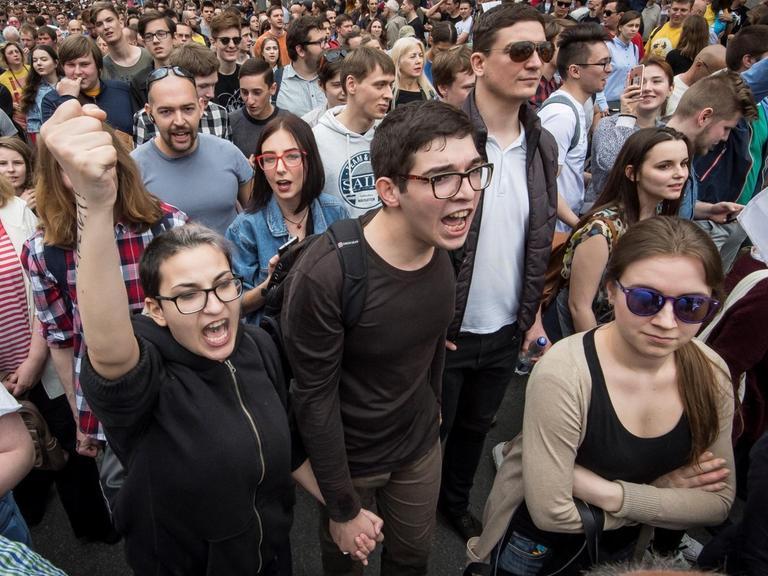 Junge Demonstranten bei einer nicht genehmigten Kundgebung der Opposition in Moskau am 12. Juni 2017