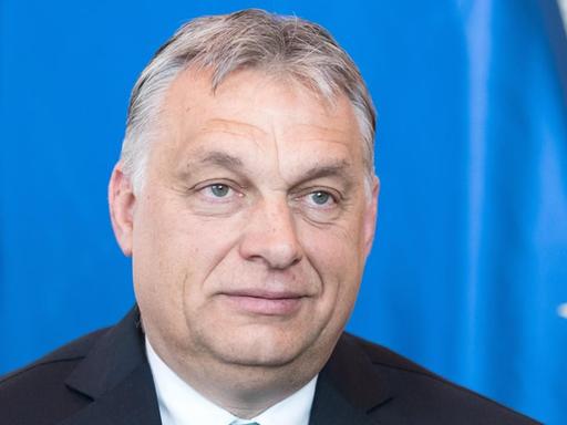 Viktor Orbán, Ministerpräsident von Ungarn, sitzt im Juli 2018 anlässlich eines Treffens mit Bundestagspräsident Schäuble im Deutschen Bundestag vor einer Europa-Flagge.