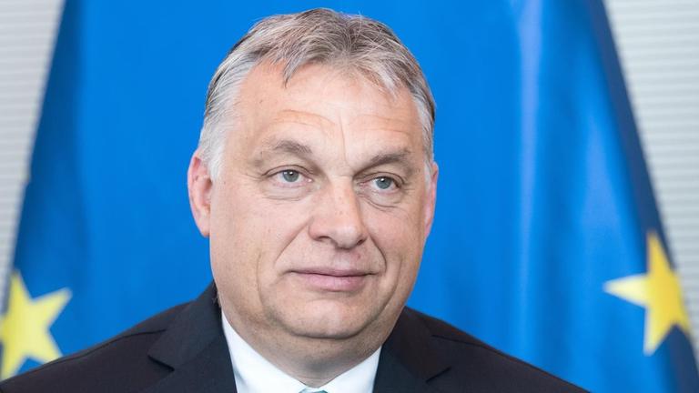 Viktor Orbán, Ministerpräsident von Ungarn, sitzt im Juli 2018 anlässlich eines Treffens mit Bundestagspräsident Schäuble im Deutschen Bundestag vor einer Europa-Flagge. Viktor Orbán, Ministerpräsident von Ungarn, sitzt im Juli 2018 anlässlich eines Treffens mit Bundestagspräsident Schäuble im Deutschen Bundestag vor einer Europa-Flagge.